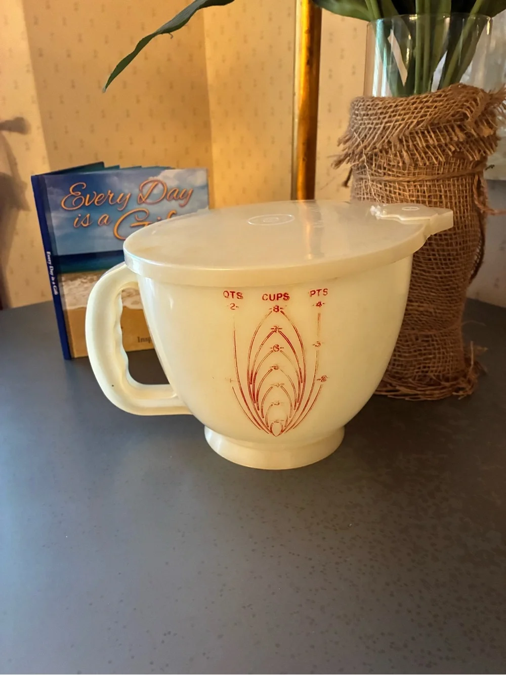 VINTAGE, Tupperware LARGE measuring cup, 1970’s with lid. MIX-N-STOR pour spout.
